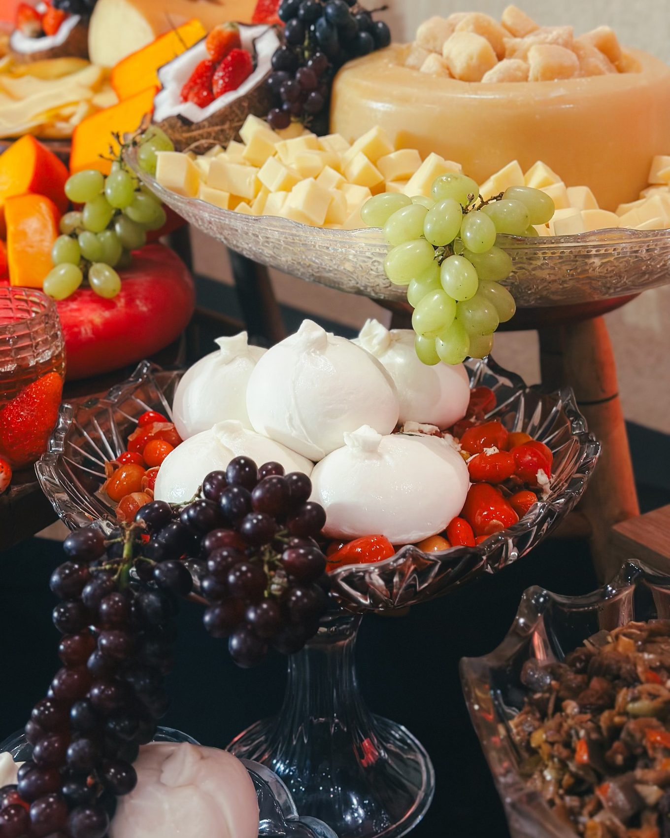 Mesa com bolos decorados e rosas