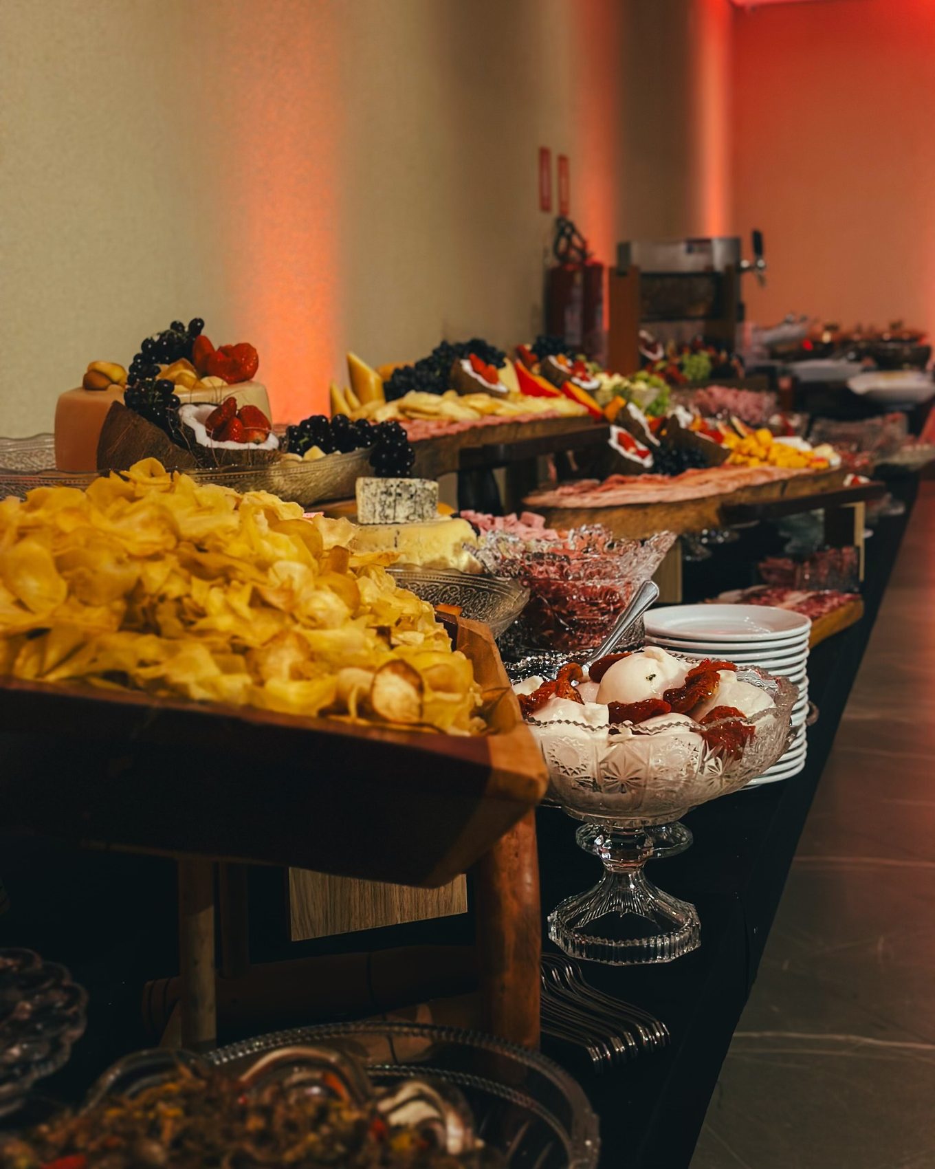 Buffet panorâmico completo com iluminação