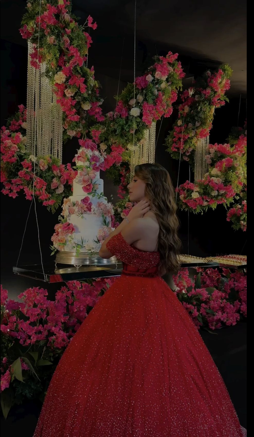 Debutante com vestido vermelho e bolo florido