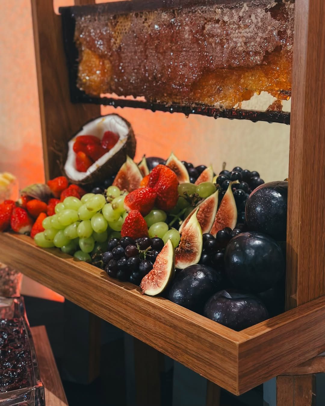 Favo de mel e frutas frescas