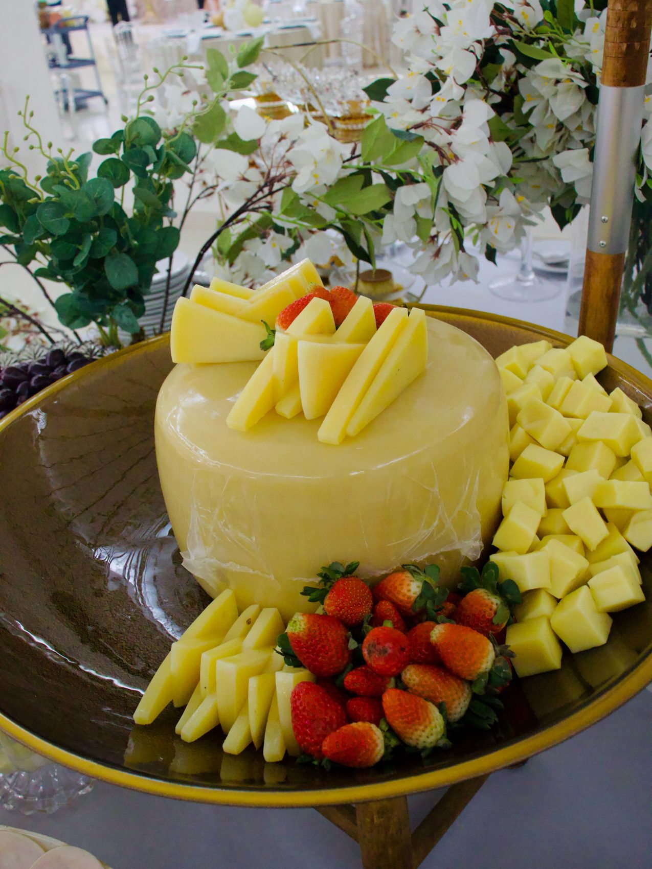 Tábua de queijos e frutas